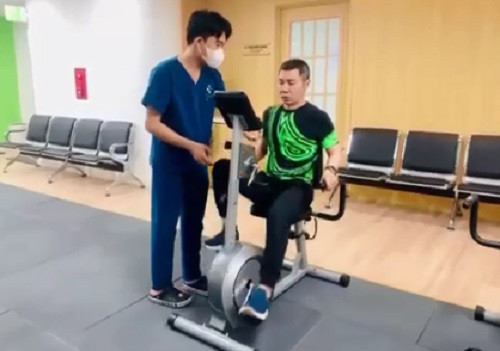 Trên trang cá nhân, Ngọc Hà - vợ NSND Công Lý vừa chia sẻ clip chồng được bác sĩ cho tập đạp xe, leo cầu thang. Qua clip, nghệ sĩ Công Lý đi lại tốt hơn so với trước.