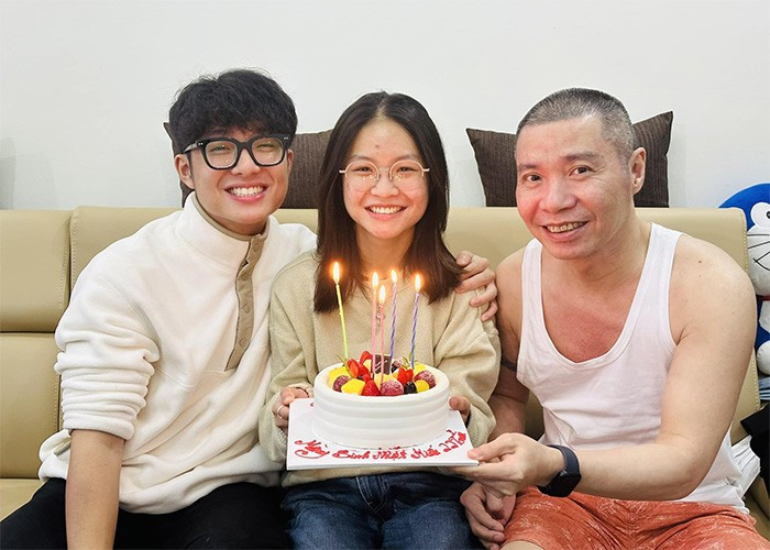 Công Lý tươi cười rạng ngời trong buổi sinh nhật con gái.