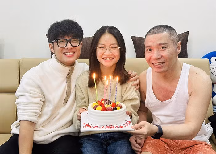 Công Lý tươi cười rạng ngời trong buổi sinh nhật con gái.