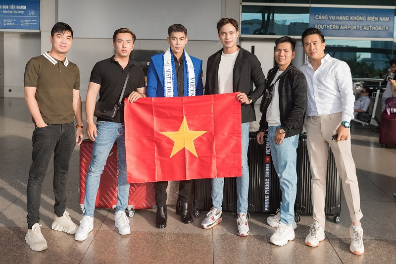 Đến tiễn Phùng Phước Thịnh tại sân bay quốc tế Tân Sơn Nhất là bạn bè, người thân và người mẫu Huỳnh Võ Hoàng Sơn.