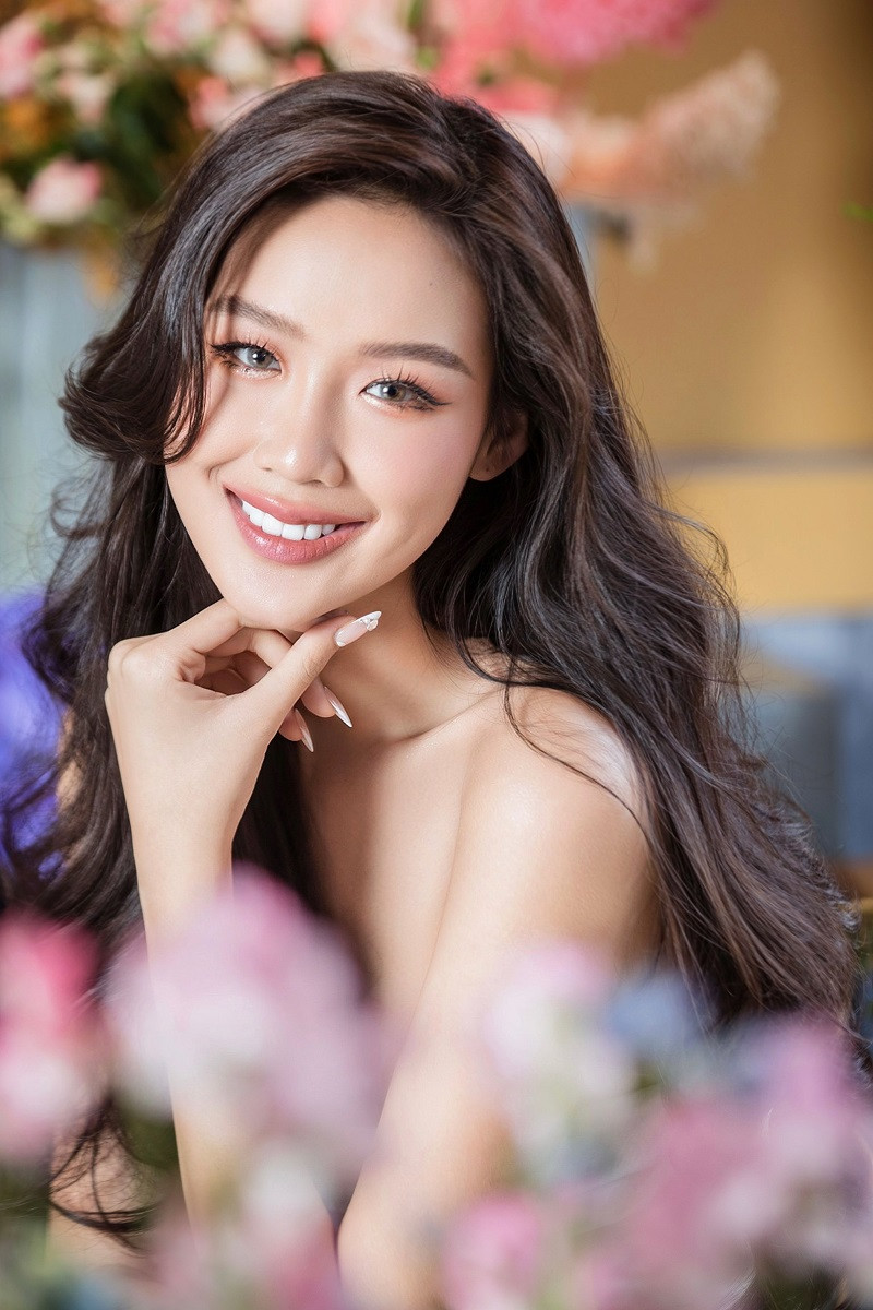 Trong loạt ảnh mới, Bảo Ngọc một lần nữa khẳng định nhan sắc thăng hạng. Nàng hậu như bước ra từ truyện cổ tích khi tạo dáng giữa không gian thơ mộng.