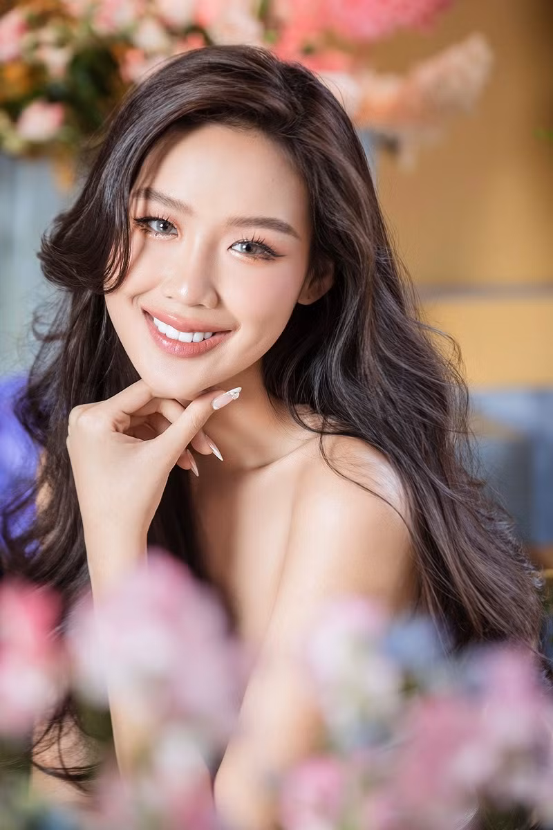 Trong loạt ảnh mới, Bảo Ngọc một lần nữa khẳng định nhan sắc thăng hạng. Nàng hậu như bước ra từ truyện cổ tích khi tạo dáng giữa không gian thơ mộng.