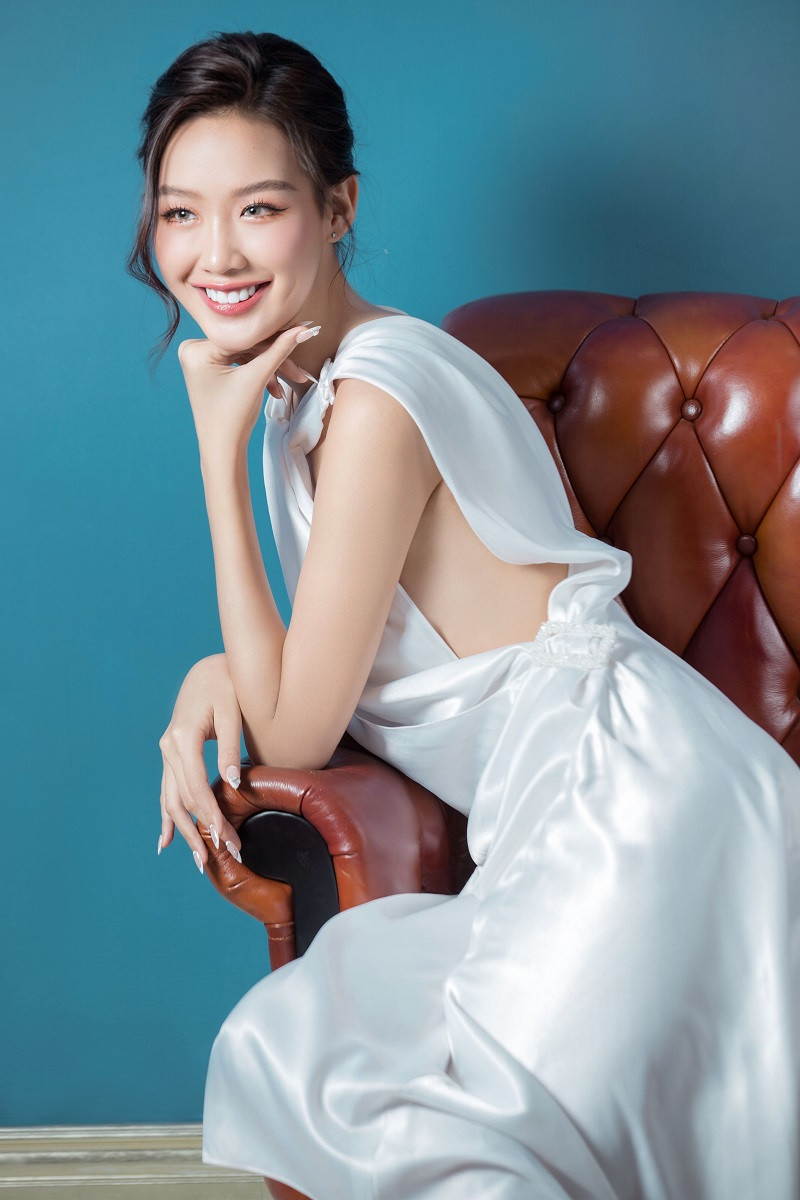 Bảo Ngọc diện chiếc váy lụa trắng tinh khôi, lối make up nhẹ nhàng, trong veo càng tôn lên vẻ đẹp ngọt ngào, mong manh.