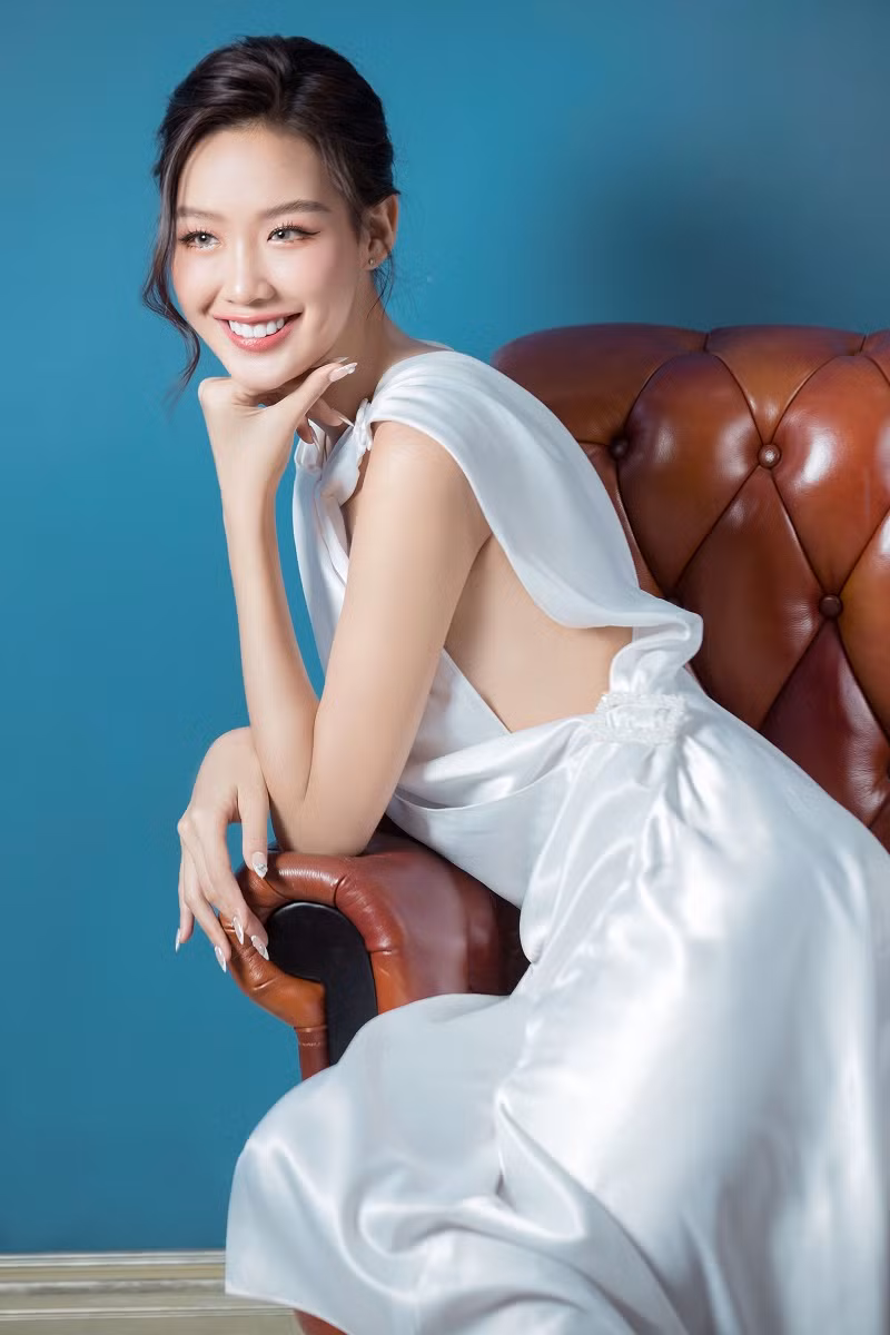 Bảo Ngọc diện chiếc váy lụa trắng tinh khôi, lối make up nhẹ nhàng, trong veo càng tôn lên vẻ đẹp ngọt ngào, mong manh.