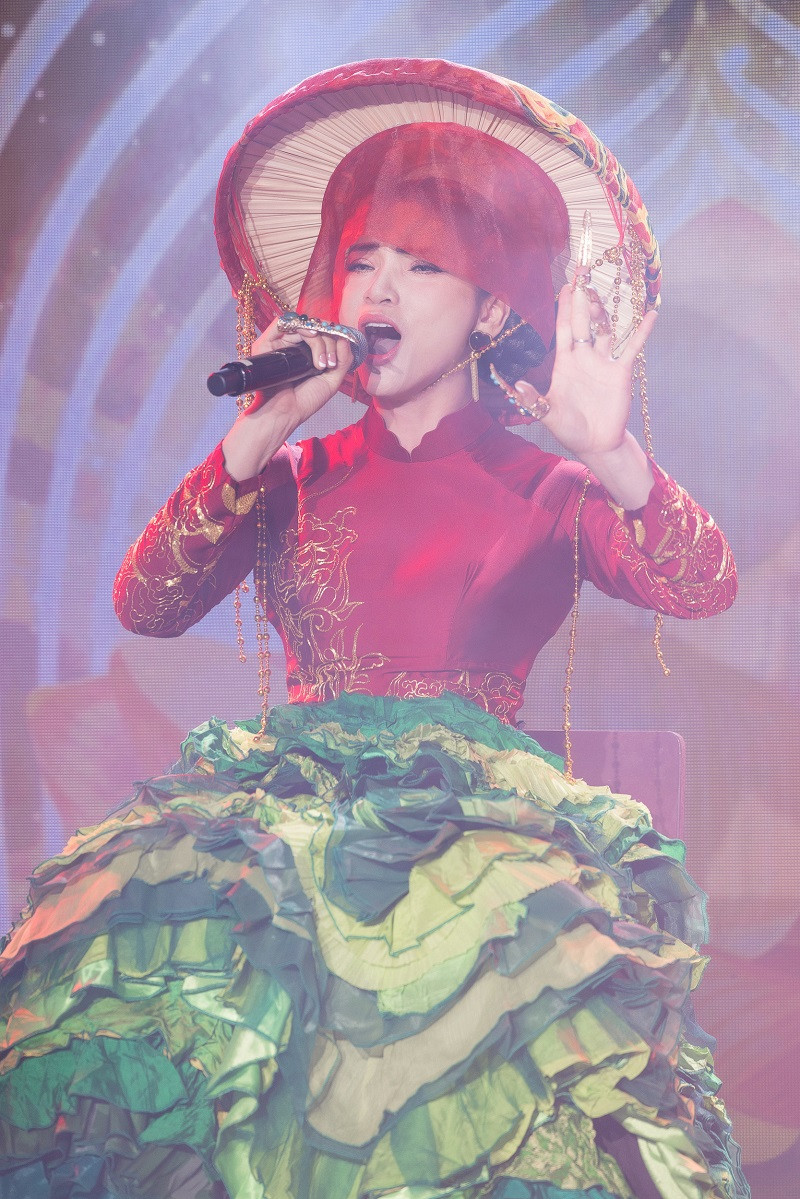 Pham Phuong Thao khoc khi ra mat MV “Cong me ve troi“