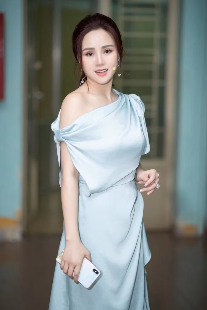 Ca si Vy Oanh khoa het cac tai khoan, 