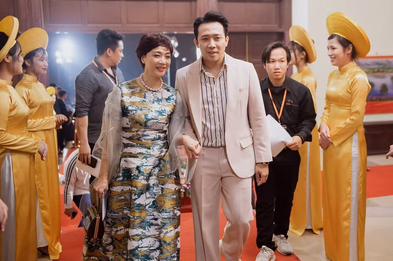 Theo đó, Trấn Thành giành được danh hiệu Diễn viên điện ảnh nổi bật cùng NSND Lê Khanh.