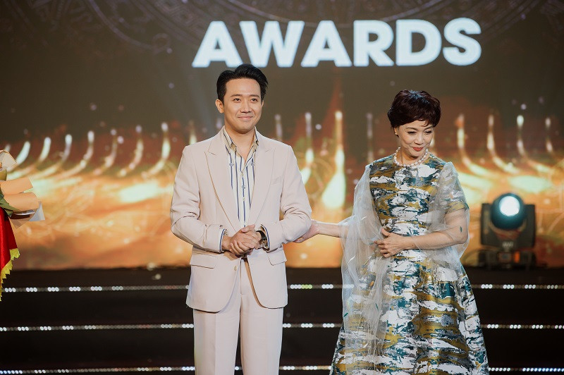 Trấn Thành được vinh danh bởi dự án “Bố Già" do anh đóng chính kiêm đạo diễn đạt được những thành công nhất định. Phim oanh tạc phòng vé, thu về hơn 400 tỷ đồng, đạt nhiều giải thưởng trong nước như Cánh Diều Vàng, Bông Sen Vàng, Ngôi Sao Xanh. Sản phẩm còn được tranh giải Phim quốc tế xuất sắc tại Oscar lần thứ 94.