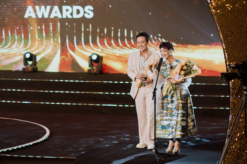 Trấn Thành chia sẻ: "Tôi rất vinh dự và tự hào khi được nhận danh hiệu Diễn viên điện ảnh nổi bật cùng NSND Lê Khanh. Trong thời gian qua, bên cạnh có nhiều nhà sản xuất mang đến những tác phẩm điện ảnh chất lượng thì cũng có nhiều nhà sản xuất đưa đến những sản phẩm chưa nghiêm túc...".