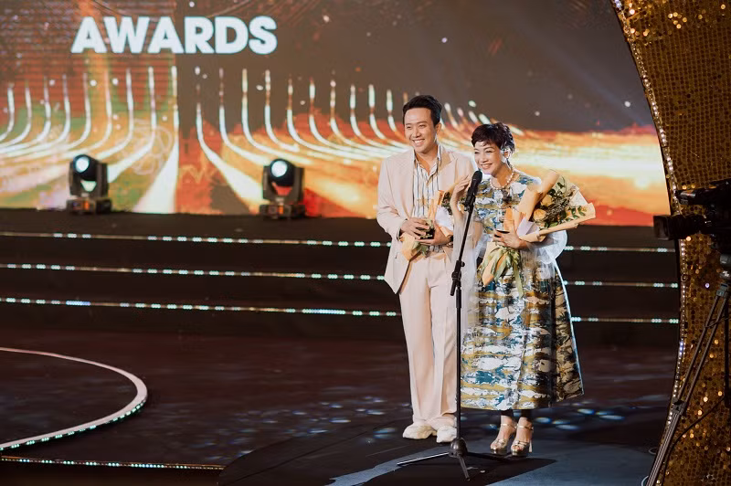 Trấn Thành chia sẻ: "Tôi rất vinh dự và tự hào khi được nhận danh hiệu Diễn viên điện ảnh nổi bật cùng NSND Lê Khanh. Trong thời gian qua, bên cạnh có nhiều nhà sản xuất mang đến những tác phẩm điện ảnh chất lượng thì cũng có nhiều nhà sản xuất đưa đến những sản phẩm chưa nghiêm túc...".