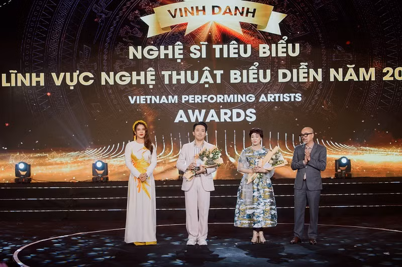 "Việc xuất hiện quá nhiều bộ phim như vậy khiến cho khán giả Việt có nhiều hoài nghi và không đặt lòng tin bền vững đối với phim Việt. Hy vọng năm nay khán giả sẽ yêu thương điện ảnh Việt nhiều hơn", nam diễn viên bày tỏ.