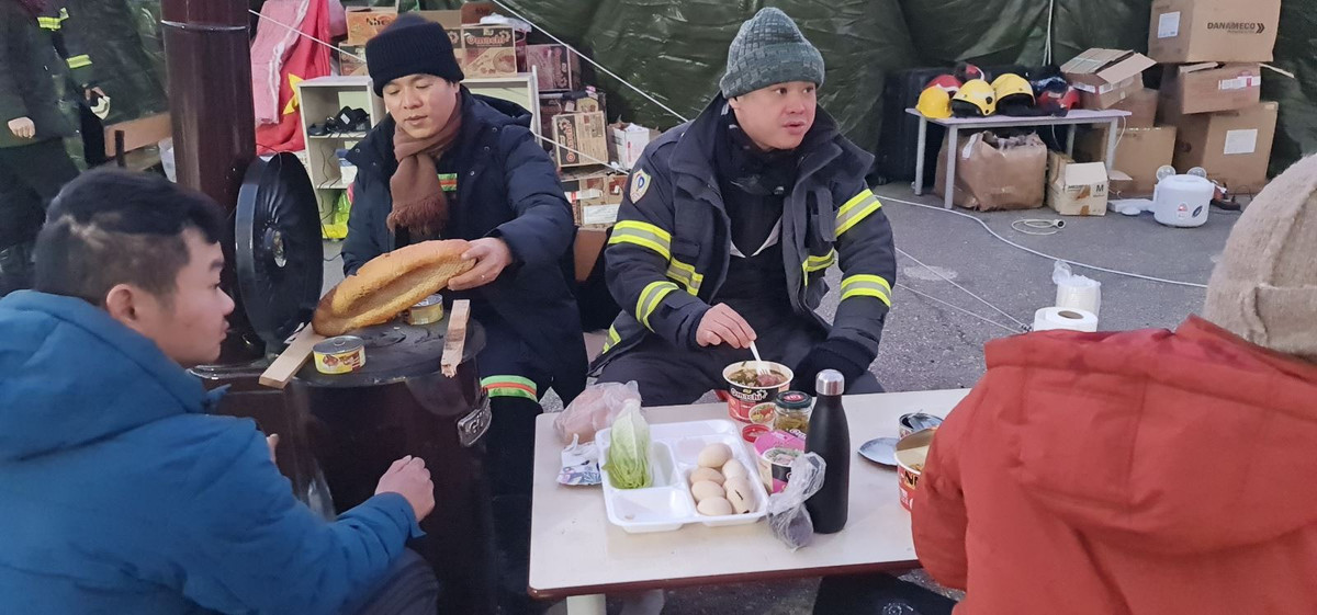 Theo chan Doan cuu ho VN toi khu vuc co hon 100 nguoi mac ket-Hinh-9