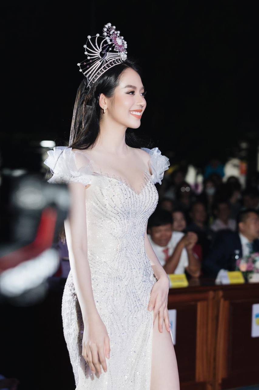 Vòng 1 của Thanh Thủy căng tràn, nảy nở vô cùng gợi cảm.