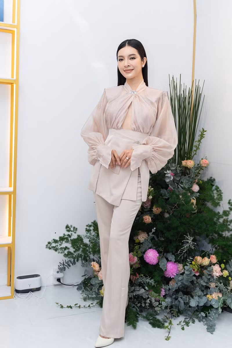 Bùi Lý Thiên Hương là gương mặt quen thuộc với người hâm mộ khi từng thử sức ở các cuộc thi như Hoa hậu Hoàn vũ Việt Nam, Hoa hậu Hòa bình Việt Nam… Xuất hiện tại sự kiện, mỹ nhân quê An Giang chọn thiết kế thanh lịch, sang trọng. Điểm nhấn của bộ trang phục là chi tiết cắt xẻ ở ngực giúp tôn lên vòng một nóng bỏng của người đẹp.