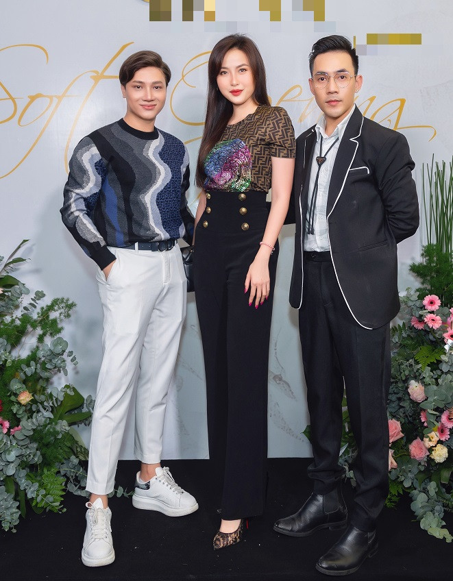 Thời gian qua, Khánh Ngân khá im ắng trong showbiz. Thay vào đó, cô tập trung cho lĩnh vực kinh doanh cũng như dành thời gian cho gia đình của mình. Thỉnh thoảng, người đẹp góp mặt trong những sự kiện cũng như làm giám khảo các cuộc thi.