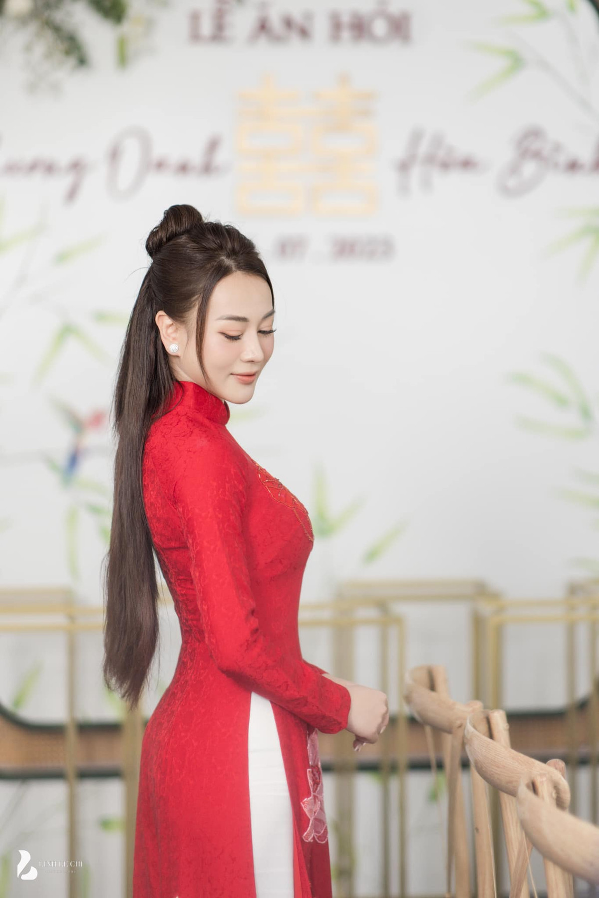 Nữ diễn viên khéo khoe vóc dáng gợi cảm trong tà áo dài.