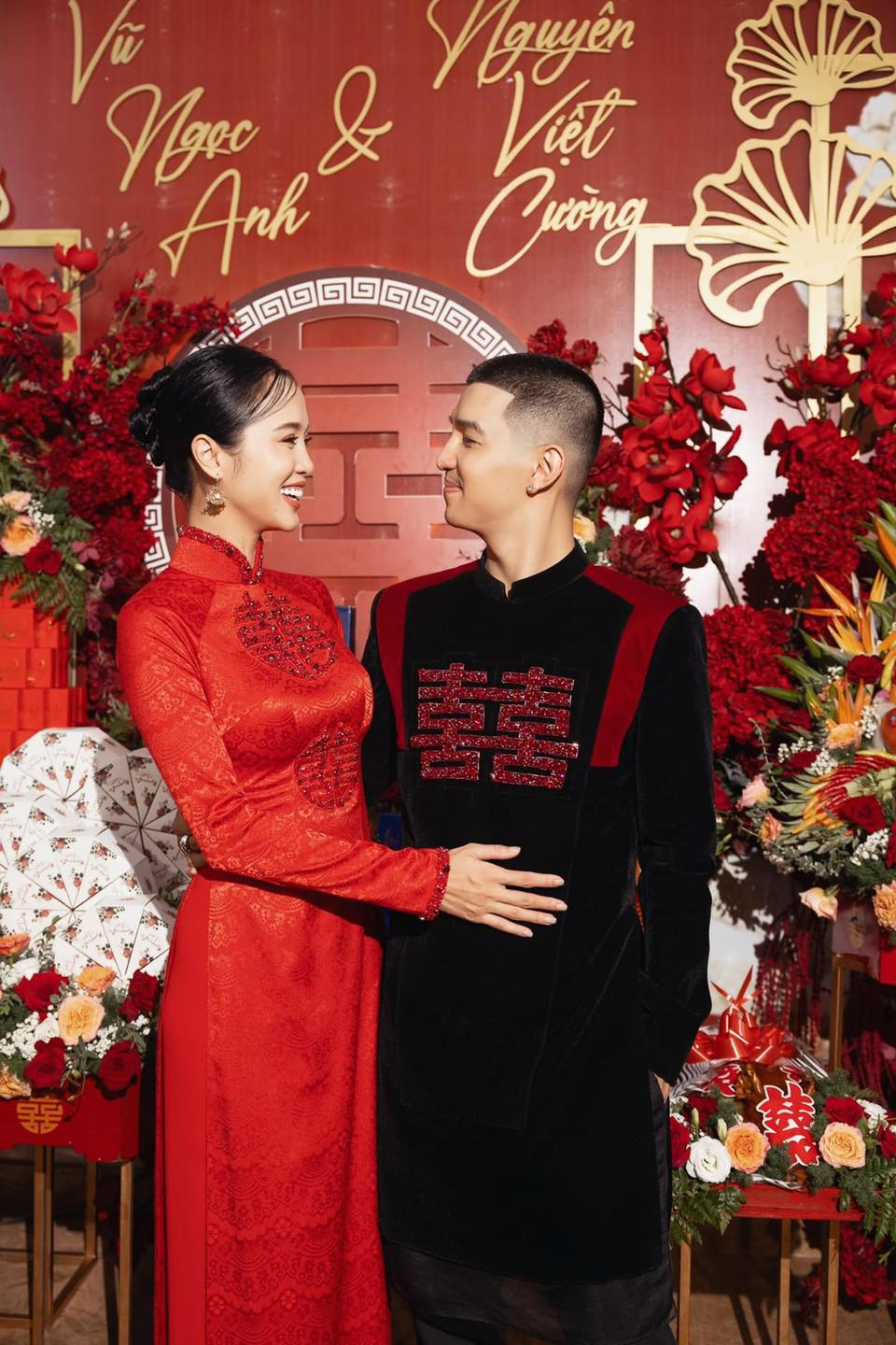 Không gian lễ ăn hỏi của Vũ Ngọc Anh và Cường Seven ngập tràn sắc đỏ, tượng trưng cho sự may mắn, vui vẻ, hạnh phúc.
