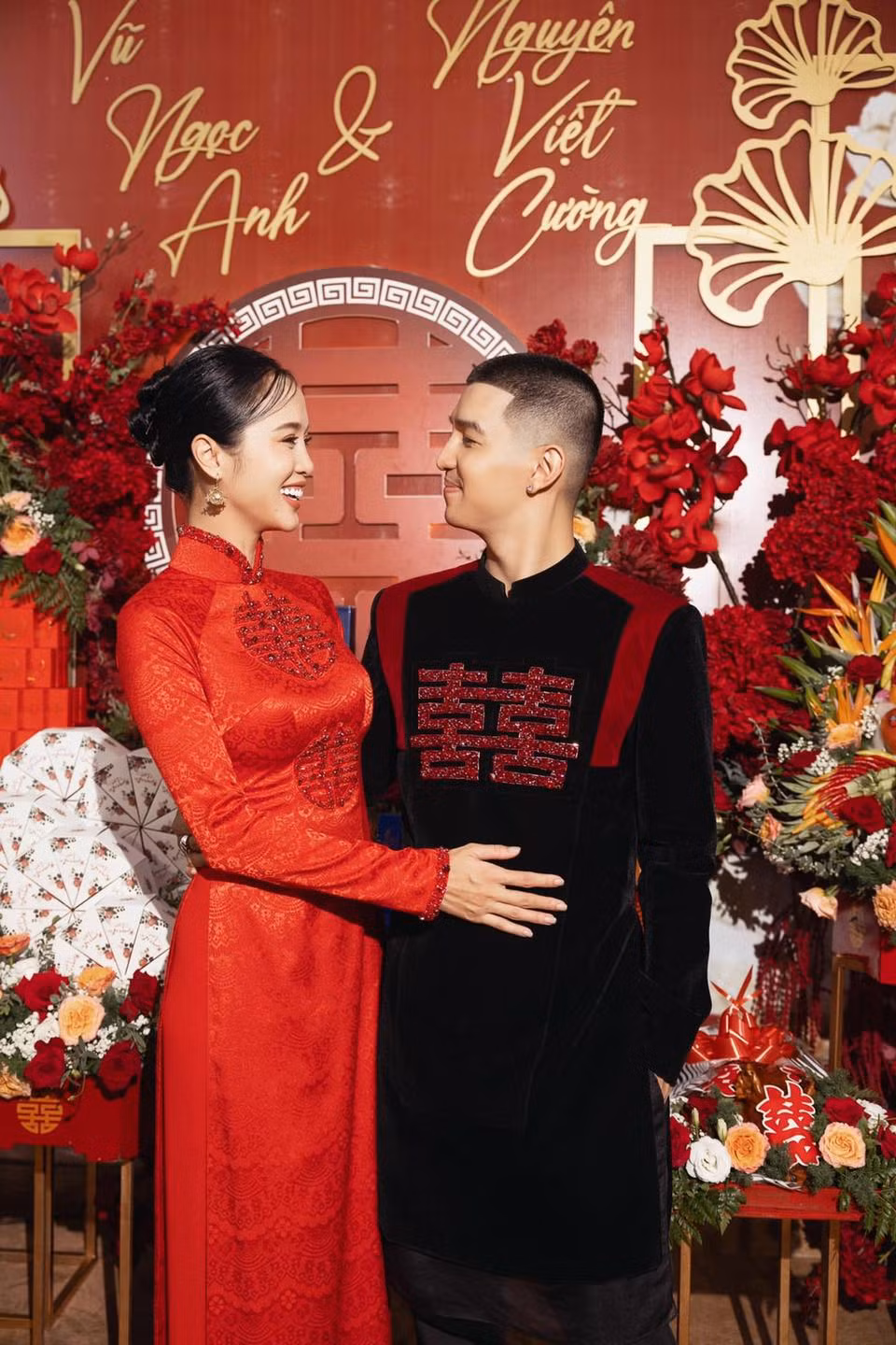 Không gian lễ ăn hỏi của Vũ Ngọc Anh và Cường Seven ngập tràn sắc đỏ, tượng trưng cho sự may mắn, vui vẻ, hạnh phúc.