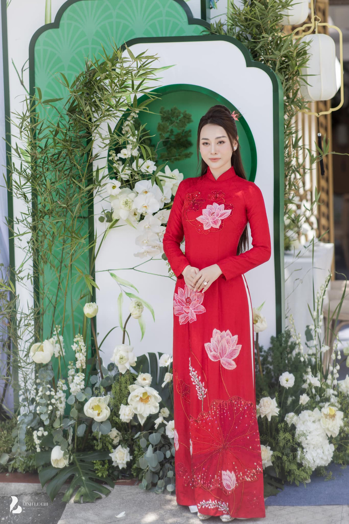 Phương Oanh tạo dáng trước không gian lễ ăn hỏi.