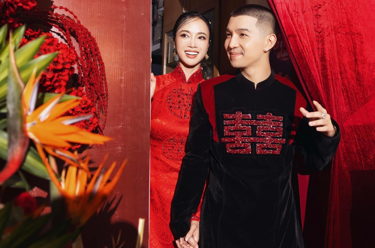 Cũng giống Phương Oanh, Vũ Ngọc Anh chọn mặc chiếc áo dài màu đỏ trong lễ ăn hỏi.