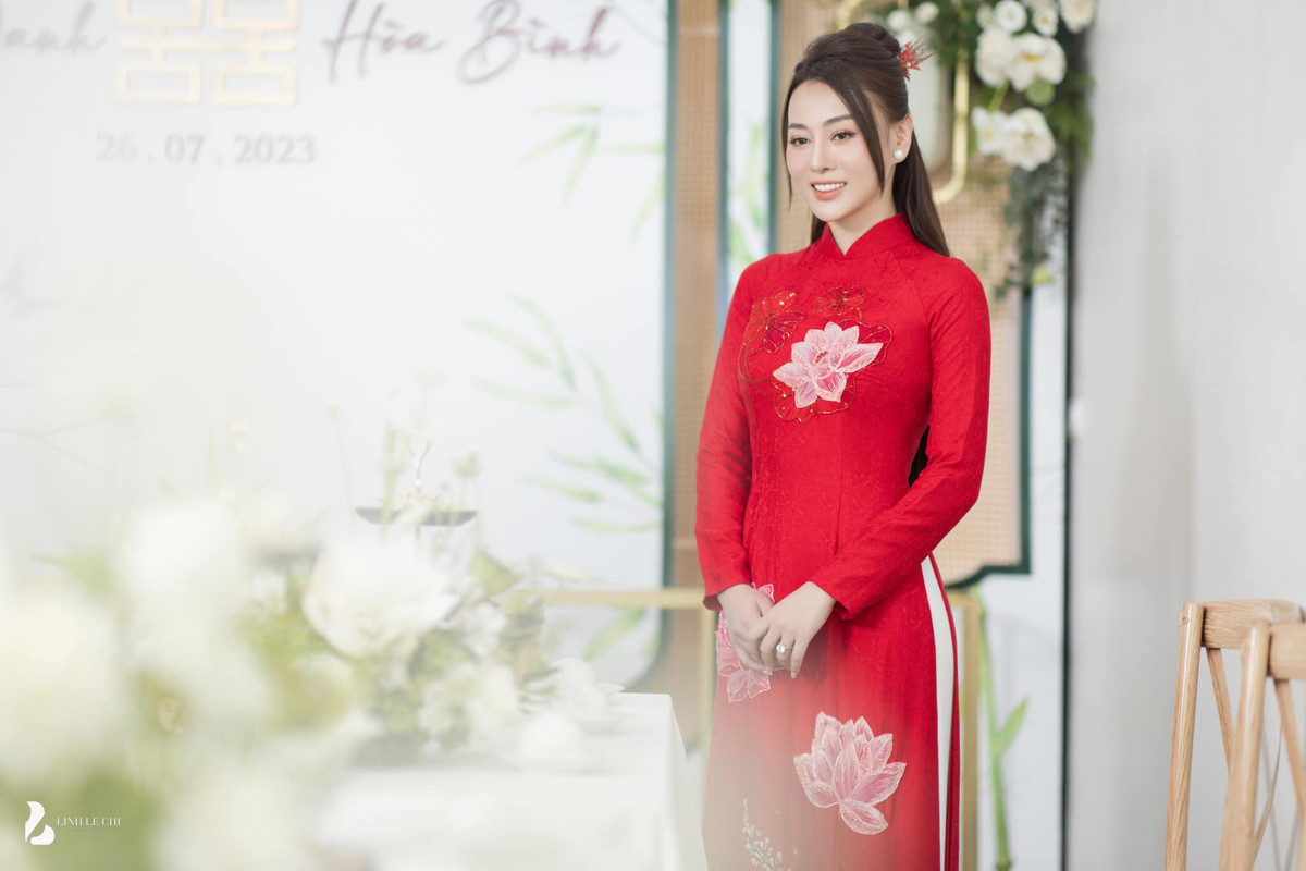 Phương Oanh đẹp dịu dàng, nền nã trong tà áo dài họa tiết hoa sen.