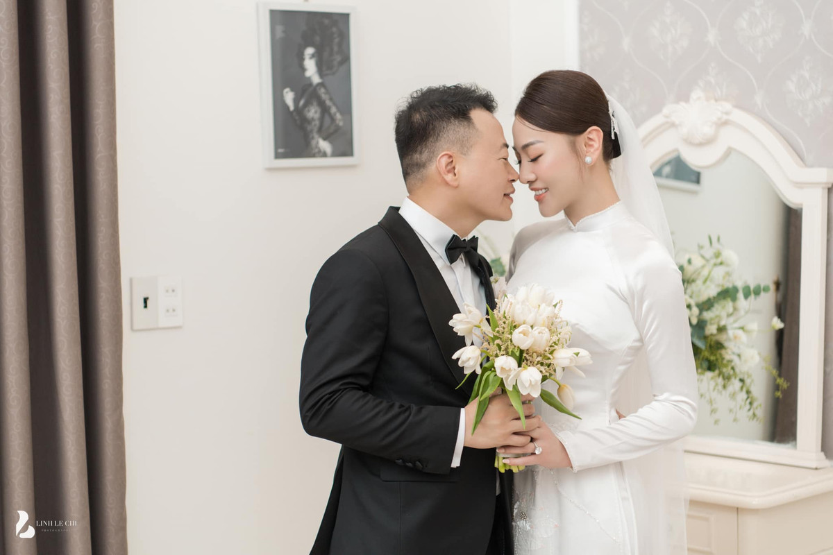 Trong ngày trọng đại, nữ diễn viên "Hương vị tình thân" mặc hai bộ áo dài truyền thống màu sắc khác nhau, một chiếc màu trắng, một chiếc màu đỏ.