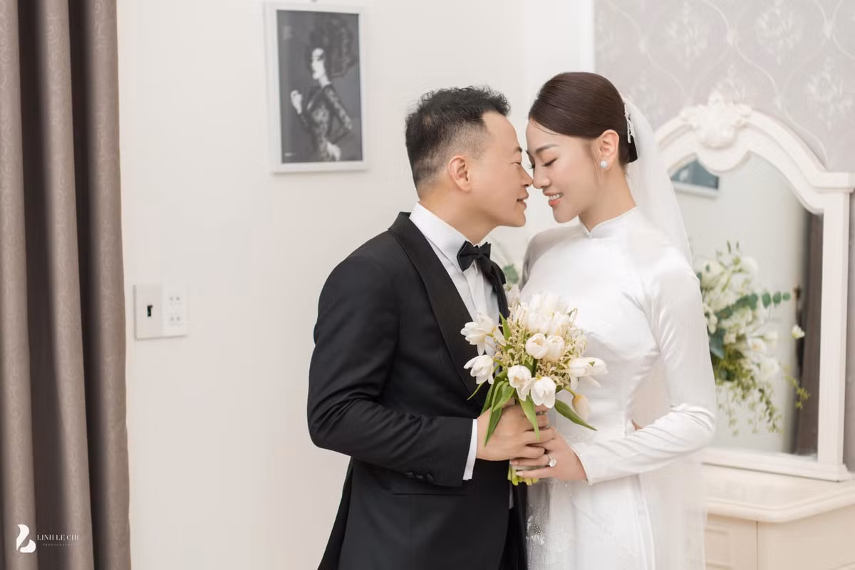 Trong ngày trọng đại, nữ diễn viên "Hương vị tình thân" mặc hai bộ áo dài truyền thống màu sắc khác nhau, một chiếc màu trắng, một chiếc màu đỏ.