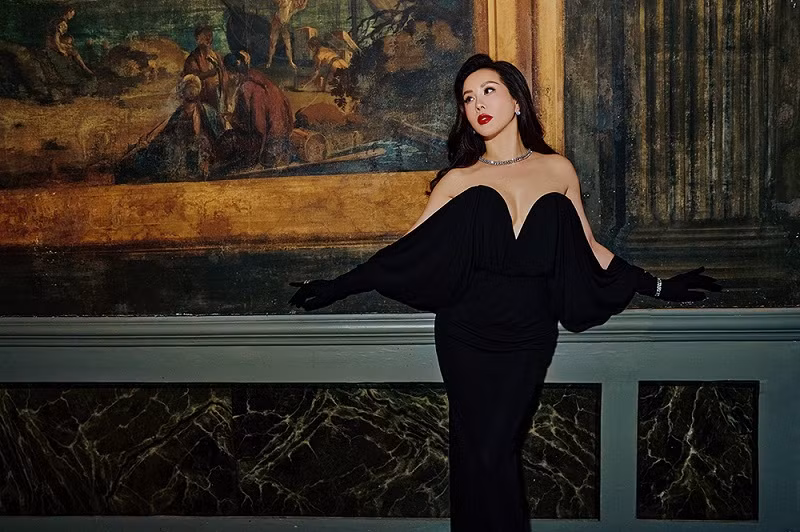 Ở chuyến đi này, cô khám phá ẩm thực, thăm thú nhiều địa điểm nổi tiếng và tự thưởng cho bản thân những món đồ phụ kiện, trang phục hợp mốt sau thời gian dài tất bật với công việc.