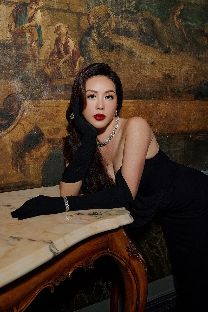 Trong bộ hình mới nhất được thực hiện ở nước ngoài, Hoa hậu Thu Hoài đầy cuốn hút khi diện thiết kế hở vai trần, sẻ ngực sâu. Bà mẹ ba con thể hiện được sự thanh lịch, kiêu sa bất chấp tuổi tác.