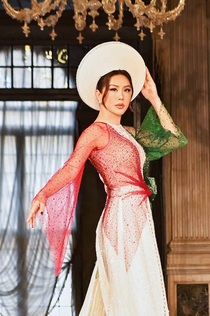 Với trang phục áo dài kết hợp áo tứ thân mang màu sắc lấy cảm hứng từ quốc kỳ của nước bạn, Thu Hoài khoe thần thái kiêu sa và sự tự tin khi sải bước trên nền nhạc mang âm hưởng Việt Nam.