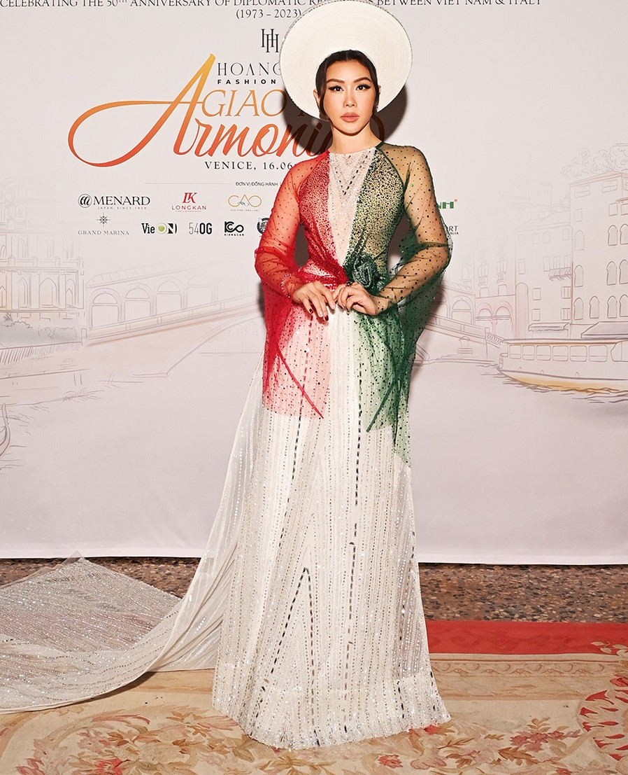 Thu Hoài được biết tới khi đăng quang cuộc thi Hoa hậu Phu nhân người Việt Thế giới 2012.