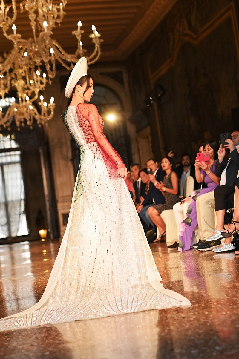 Đảm nhận vai trò vedette quảng bá bộ sưu tập áo dài, Hoa hậu Thu Hoài nhận được sự quan tâm, vỗ tay không ngớt của hơn 200 khách mời thưởng thức show diễn.