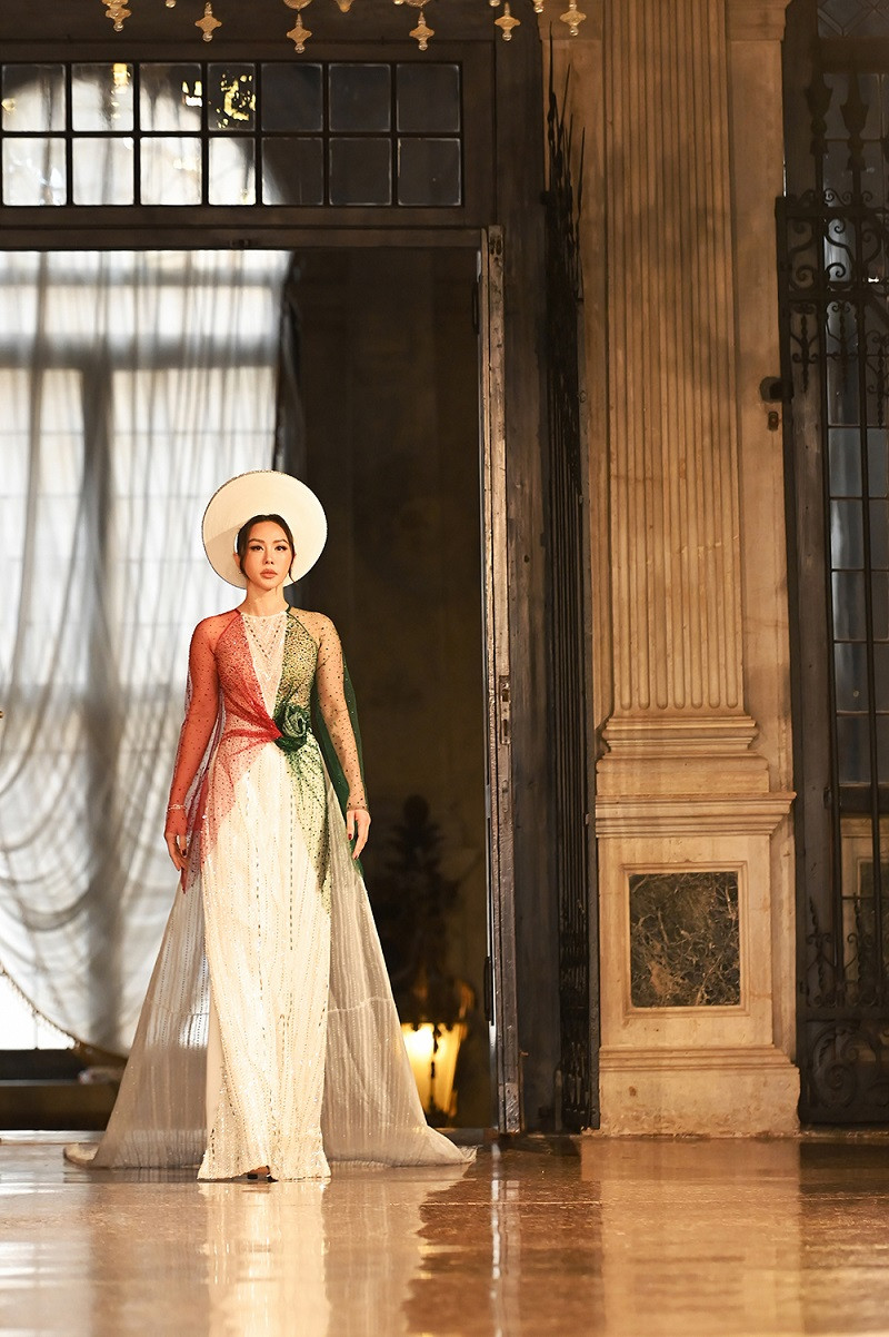 Với lần hiếm hoi tái xuất sàn diễn thời trang, bà mẹ ba con giữ vững sự chuyên nghiệp khi nhờ siêu mẫu Hà Anh hướng dẫn catwalk, đồng thời trao đổi, tập luyện nhiều ngày cùng NTK Hoàng Hải để thể hiện đúng tin thần quảng bá, kết nối cũng như giao thoa văn hóa, con người giữa hai nước Việt Nam và Italy.