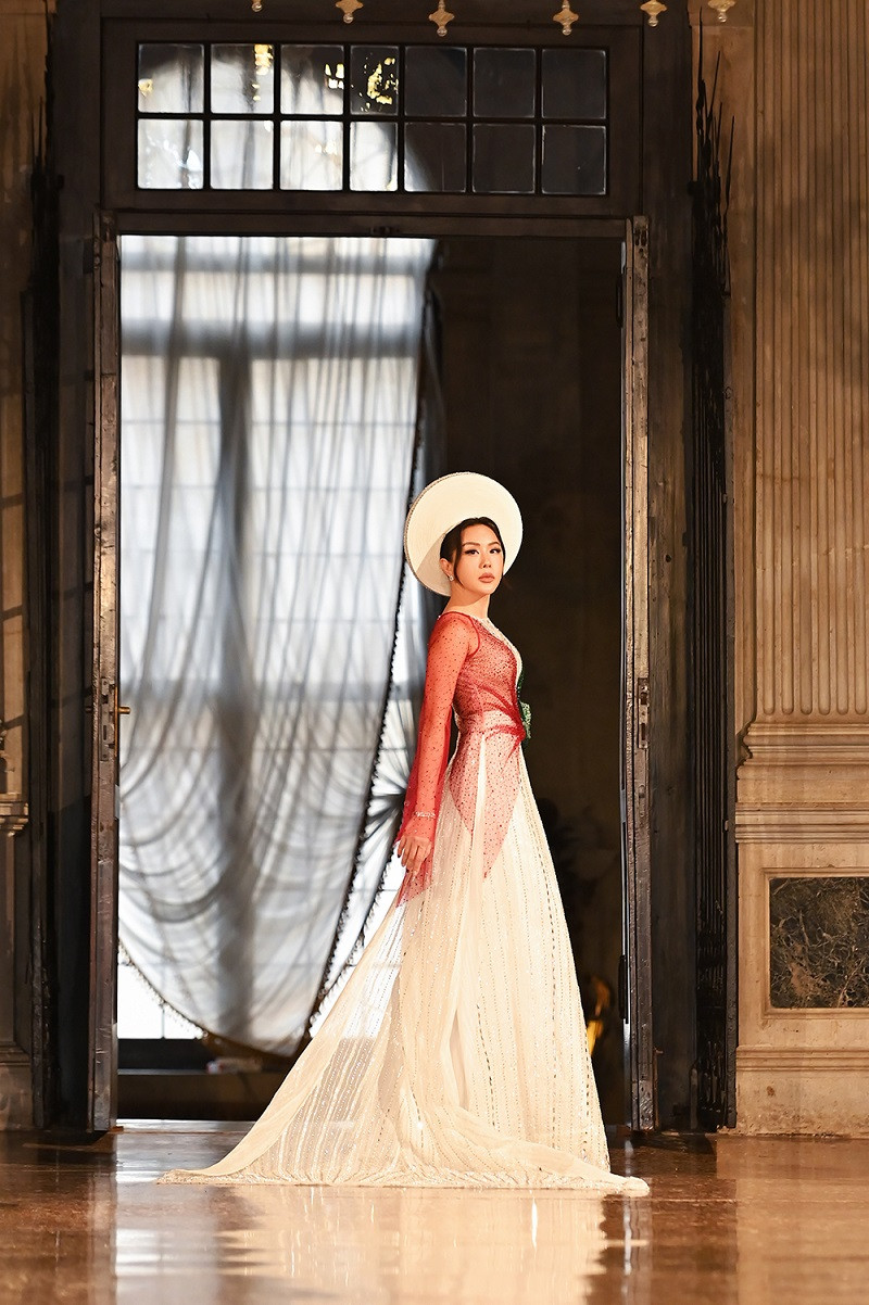 Trong những năm đầu tiên được công chúng biết đến với vai trò hoa hậu, Thu Hoài từng tham gia trình diễn vị trí vedette trong hàng loạt show diễn tầm cỡ của các nhà thiết kế, thương hiệu nổi tiếng.