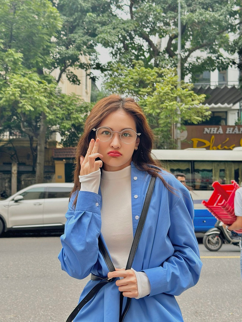 Đoạn trailer của phim tiết lộ tình huống Phương Ly ngạc nhiên khi Quy nói phải lòng cô từ cái nhìn đầu tiên. Liên hệ với trải nghiệm cá nhân trong đời thực, Thùy Anh cho biết từng có vài người nói với cô điều tương tự nhưng cô không thấy xúc động lắm. Bởi nữ diễn viên tin vào tình yêu “mưa dầm thấm lâu” hơn. “Thùy Anh khó tính quá nên đến giờ vẫn ế đó”, cô chia sẻ.