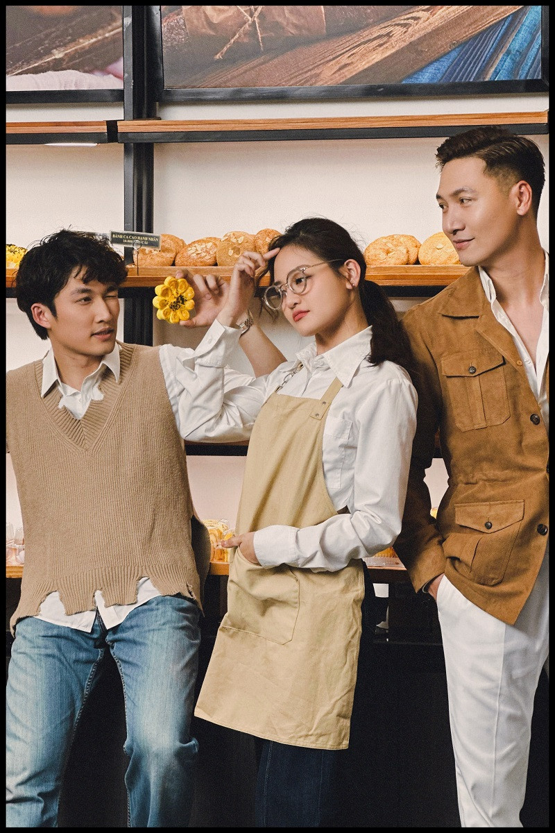 Lần này, diễn viên Thùy Anh thoát kiếp phản diện, nhập vai cô thợ bánh Phương Ly dễ thương. Còn Mạnh Trường đảm nhận vai Quy, doanh nhân thành đạt hết lòng cưa cẩm Phương Ly. Câu chuyện của họ trên phim nhuốm màu lãng mạn mà không thiếu hài hước.