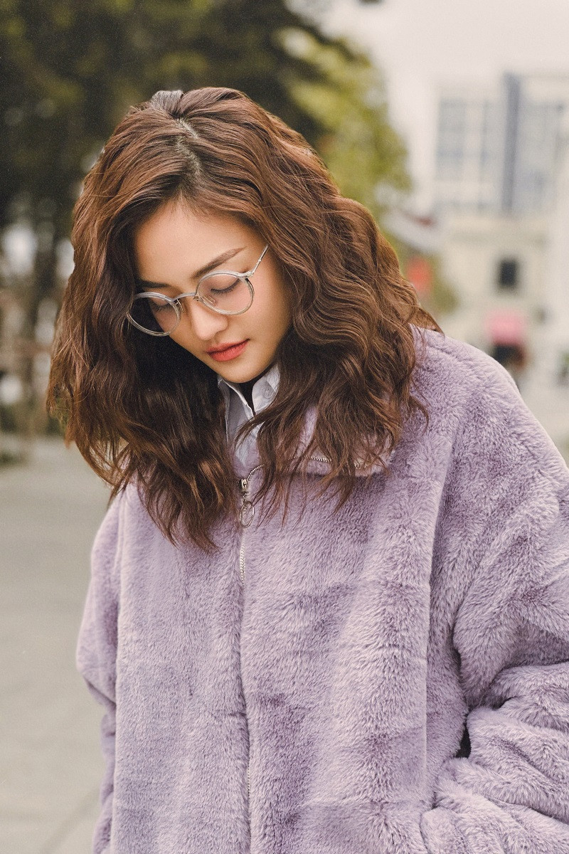 Từ gương mặt vàng trong làng ác nữ phim Việt, Thùy Anh làm mới mình khi tái xuất khung giờ vàng phim truyền hình Việt. Cô đầu tư tủ đồ, chăm chút tạo hình trẻ trung, đáng yêu cho nhân vật Phương Ly.