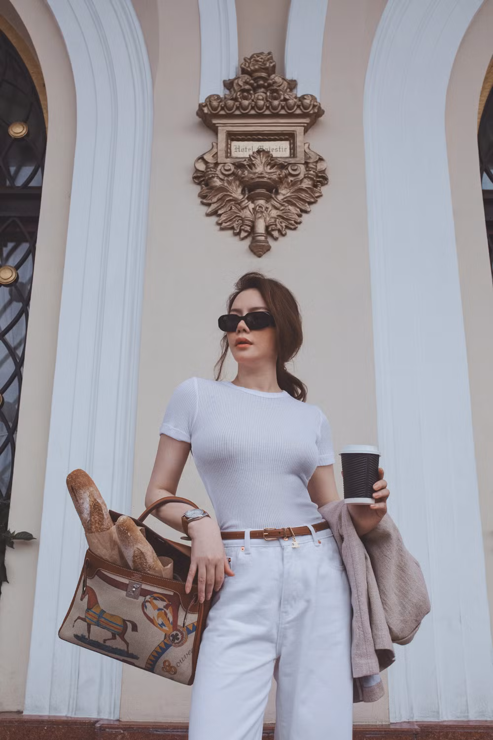 Ngoài combo thời trang basic bao gồm áo dệt kim, quần kaki, váy jeans nhưng nổi bật trên, Lý Nhã Kỳ còn tinh tế kết hợp áo khoác, kính mát đầy hờ hững cùng ly cafe chuẩn quý cô thành thị.