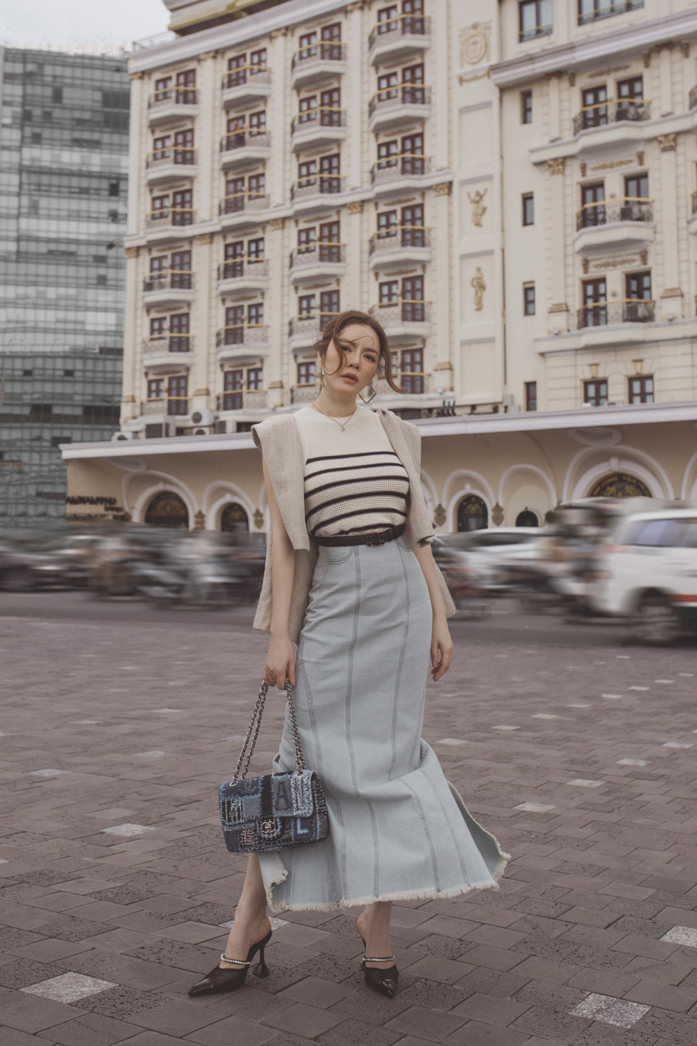 Lý Nhã Kỳ sang chảnh khi tạo dáng trên phố.