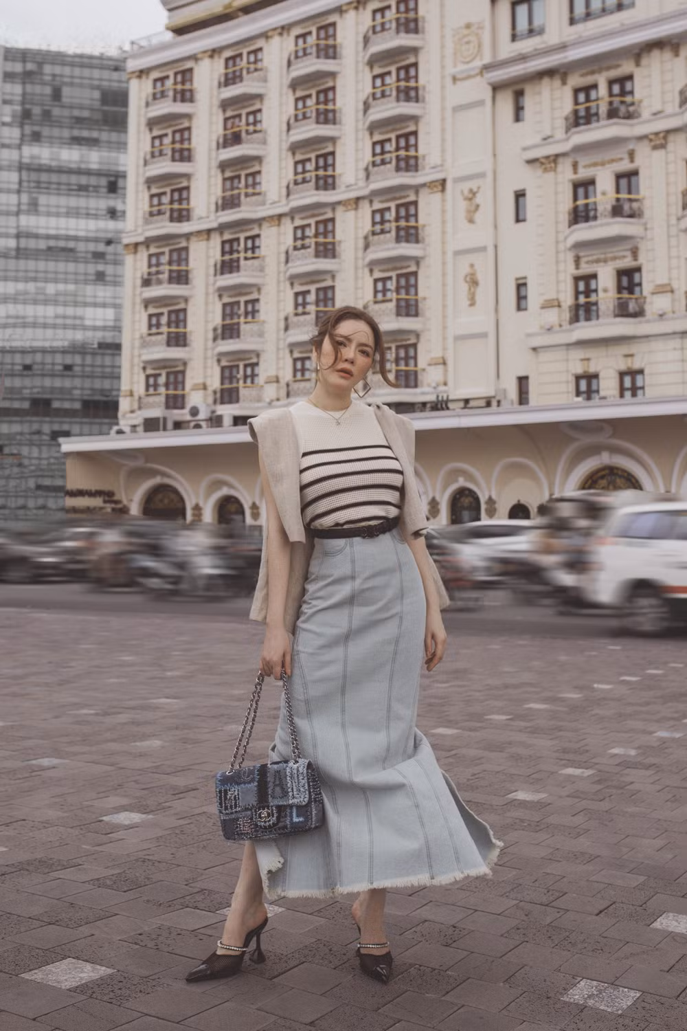 Lý Nhã Kỳ sang chảnh khi tạo dáng trên phố.