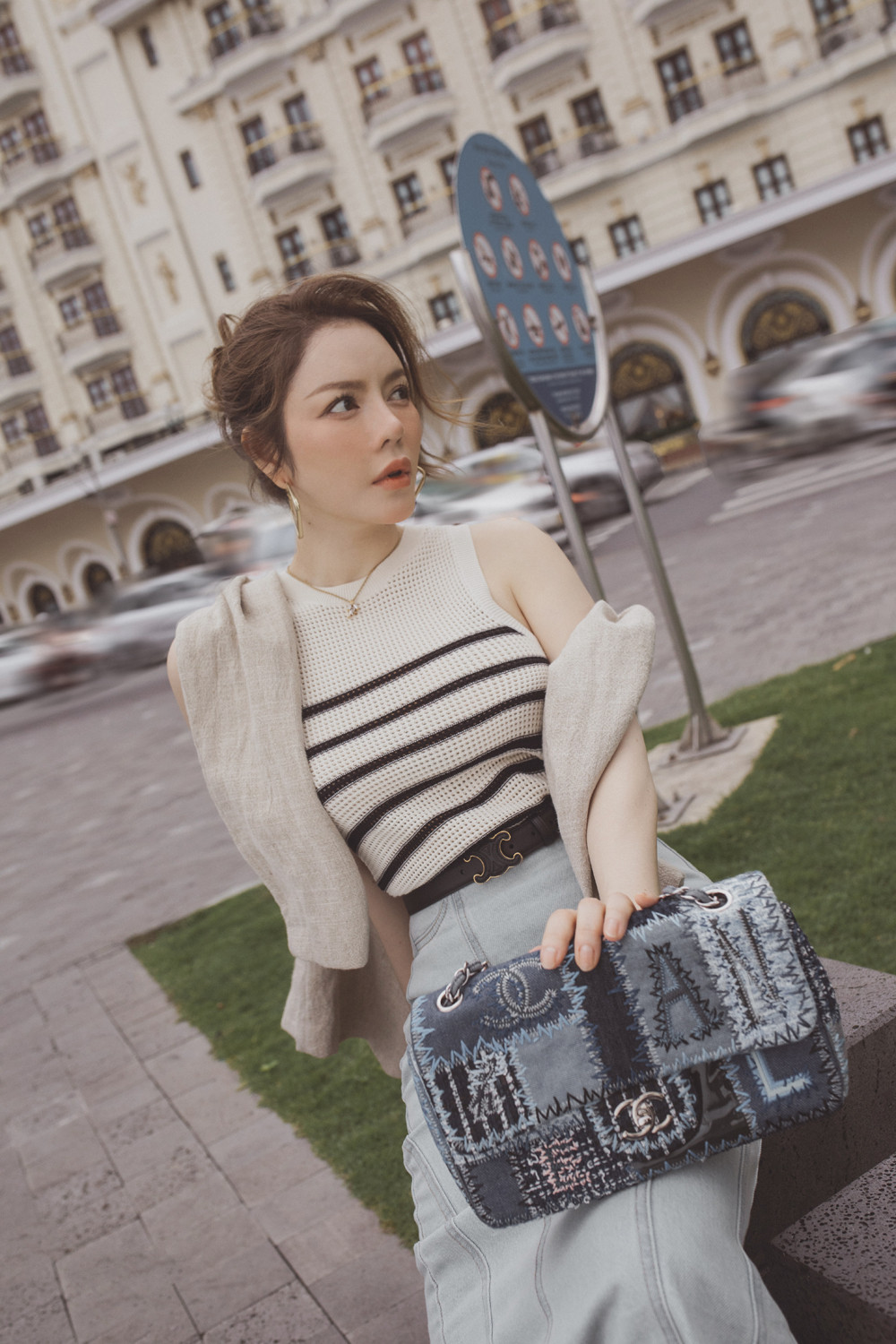 Lần xuất hiện này, Lý Nhã Kỳ chọn những món đồ có màu sắc sáng, đặc biệt các phụ kiện vừa đủ giúp cô ghi điểm tuyệt đối.