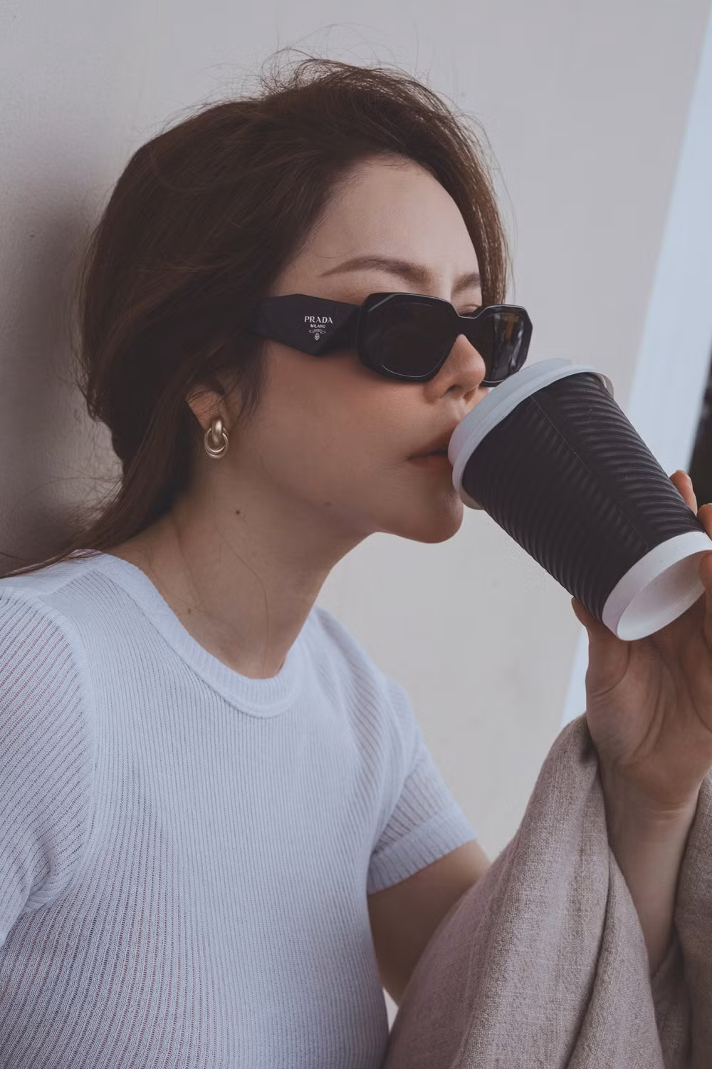 Cô mix match những item từ các thương hiệu lớn Hermes, Chanel, Dior.