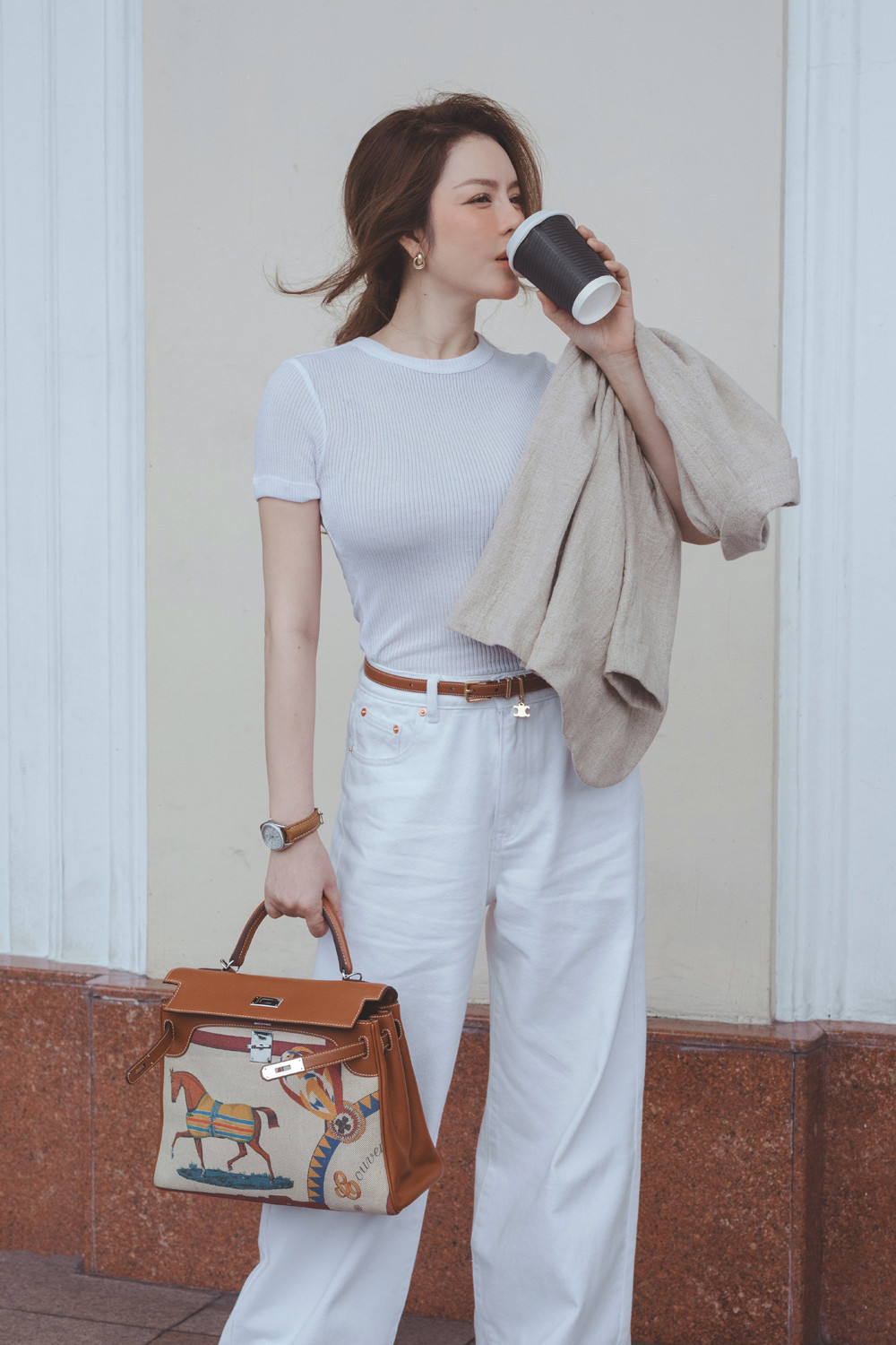 Theo đó, phong cách ăn mặc của Lý Nhã Kỳ trong bộ ảnh street style lần này cực kì đơn giản nhưng rất quyến rũ.