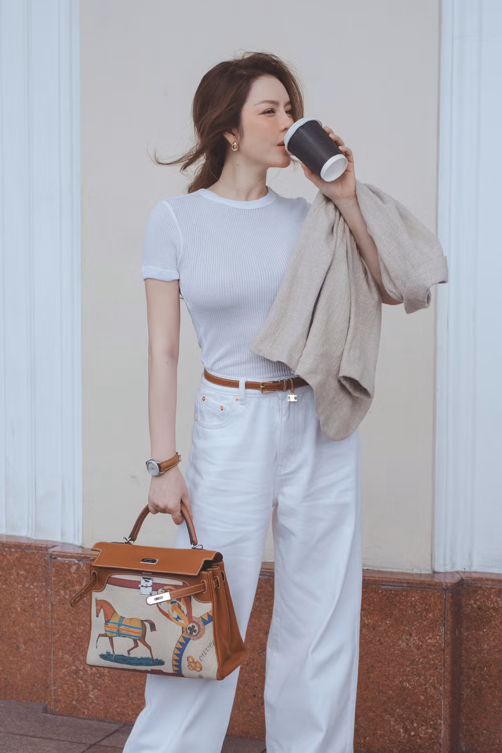 Theo đó, phong cách ăn mặc của Lý Nhã Kỳ trong bộ ảnh street style lần này cực kì đơn giản nhưng rất quyến rũ.