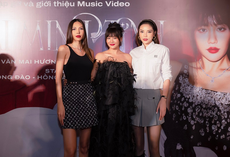 Ngay sau 1h ra mắt, “Đại minh tinh” của Văn Mai Hương đã đạt thành tích Top 1 iTunes Việt Nam và nhận được nhiều phản hồi tích cực từ phía khán giả hâm mộ.