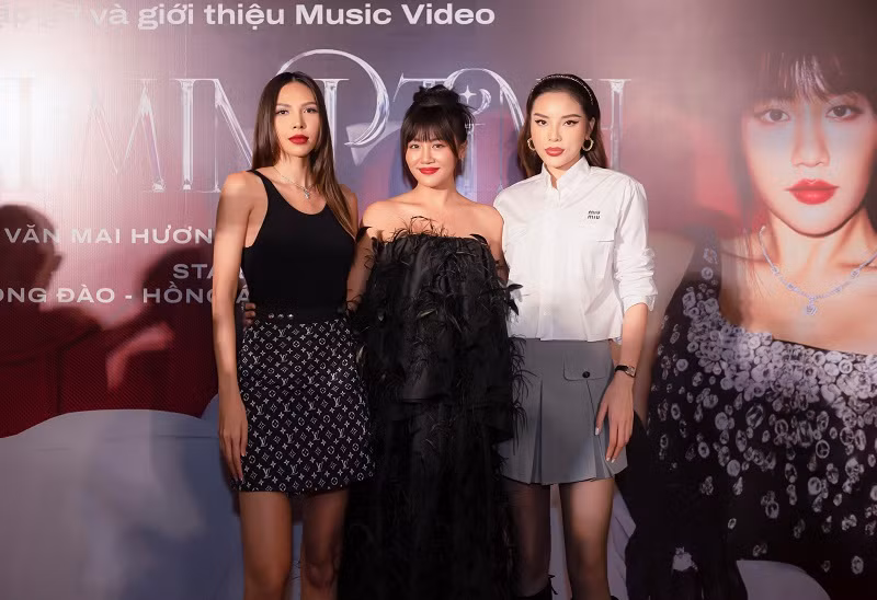 Ngay sau 1h ra mắt, “Đại minh tinh” của Văn Mai Hương đã đạt thành tích Top 1 iTunes Việt Nam và nhận được nhiều phản hồi tích cực từ phía khán giả hâm mộ.
