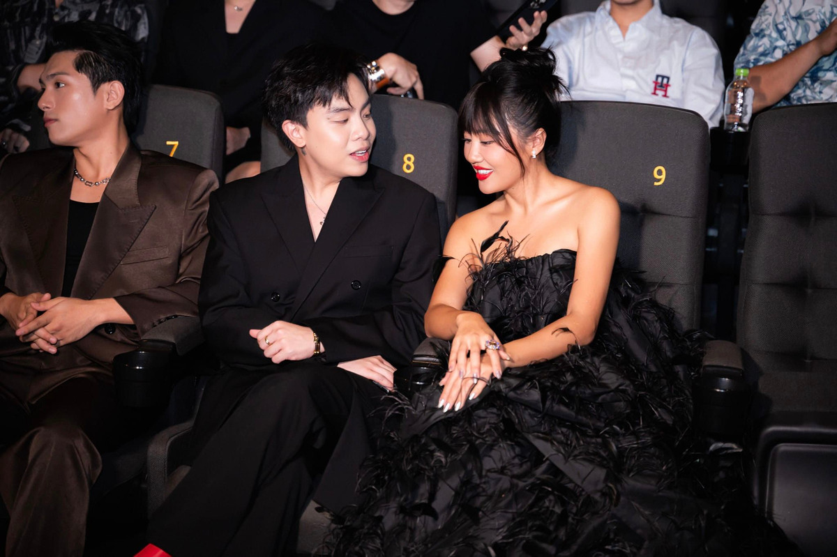 Bài hát còn được Hứa Kim Tuyền lấy cảm hứng từ những bộ phim về danh ca, ngôi sao màn ảnh trứ danh có chuyện tình duyên trắc trở. “Tôi mượn hình ảnh đại minh tinh để hoán dụ cho tình yêu của bất kỳ ai cũng cần phải có sự vun vén, cảm thông và thấu hiểu cho nhau thì mới có thể lâu bền được”, nam nhạc sĩ tâm sự.