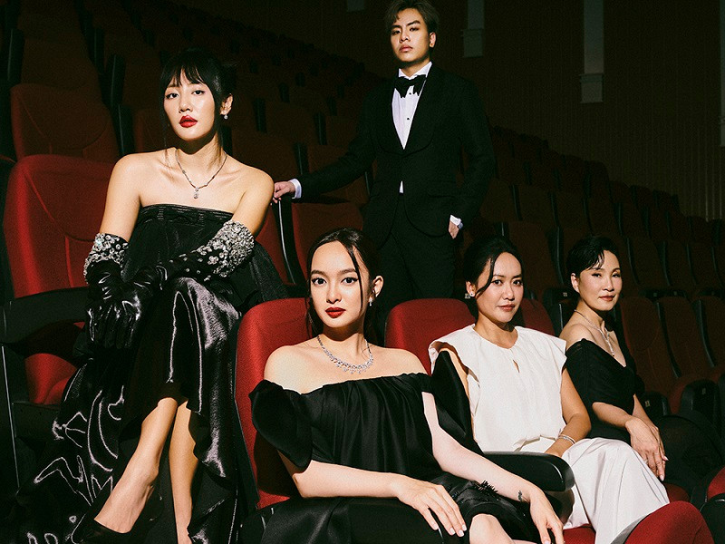 Nghệ sĩ Hồng Đào chia sẻ từng có 18 năm không đón Giáng sinh bên các con. Kỷ niệm của cô là những chuyến bay, những show diễn đầy tình yêu thương từ khán giả và chứa đựng cả sự thấu hiểu cho tính chất công việc từ phía con cái. Nghệ sĩ Hồng Ánh có sự thay đổi về sức khoẻ, vẻ bề ngoài qua năm tháng sống với nghề để cô nhận ra rằng không phải vai diễn nào cũng lộng lẫy, nghề nào cũng sẽ có những điều được, mất. Kaity Nguyễn sống mở lòng hơn, vượt qua định kiến để cân bằng lại công việc, cuộc sống sau thời gian một mình đối mặt với bệnh trầm cảm và cả những áp lực khi thành công sớm.