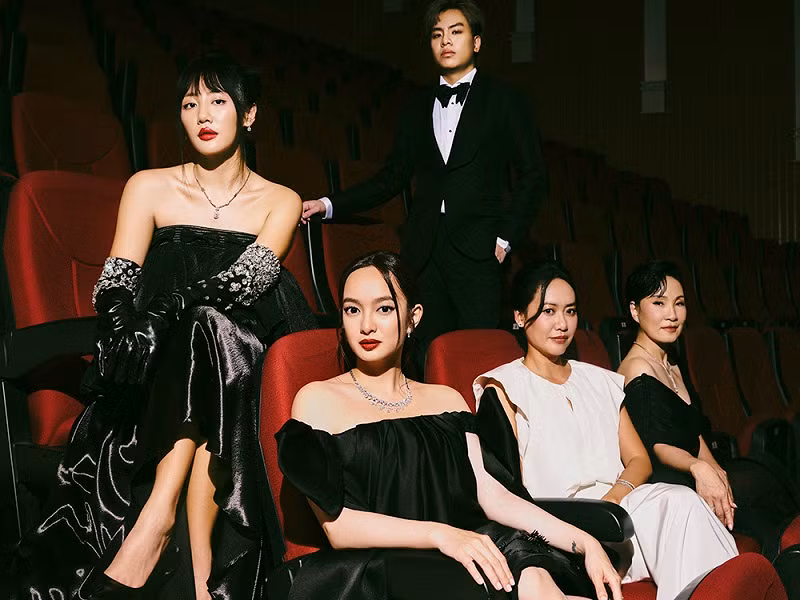 Nghệ sĩ Hồng Đào chia sẻ từng có 18 năm không đón Giáng sinh bên các con. Kỷ niệm của cô là những chuyến bay, những show diễn đầy tình yêu thương từ khán giả và chứa đựng cả sự thấu hiểu cho tính chất công việc từ phía con cái. Nghệ sĩ Hồng Ánh có sự thay đổi về sức khoẻ, vẻ bề ngoài qua năm tháng sống với nghề để cô nhận ra rằng không phải vai diễn nào cũng lộng lẫy, nghề nào cũng sẽ có những điều được, mất. Kaity Nguyễn sống mở lòng hơn, vượt qua định kiến để cân bằng lại công việc, cuộc sống sau thời gian một mình đối mặt với bệnh trầm cảm và cả những áp lực khi thành công sớm.