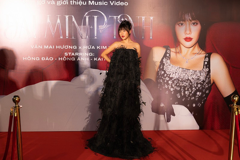 Ngày 26/9, ca sĩ Văn Mai Hương chính thức trình làng sản phẩm âm nhạc “Đại minh tinh” sau thời gian ấp ủ thực hiện.